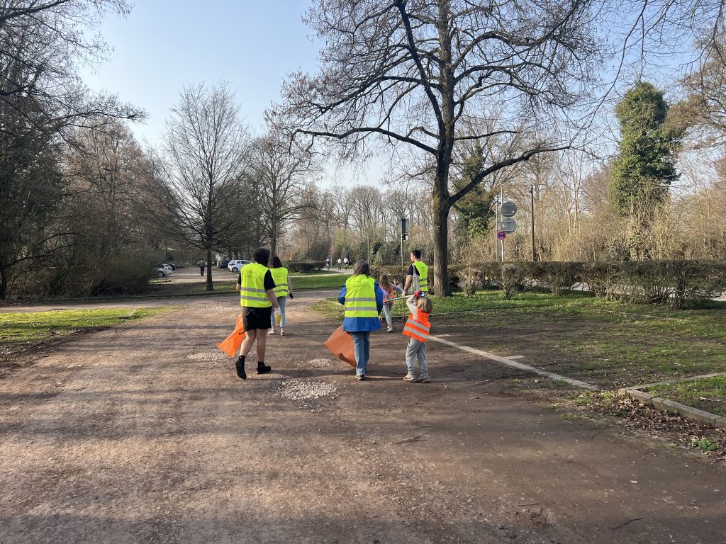 Die NAJU mit Begleitern beim Müllsammeln
