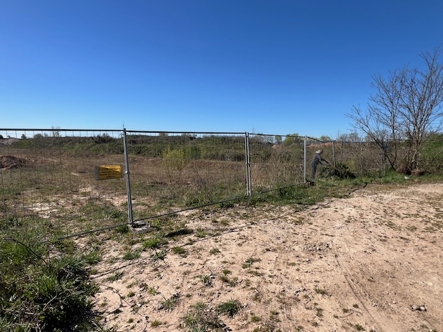 Der Bauzaun vor Beginn der Verkleidung