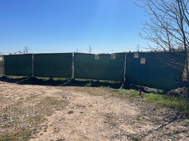 Nach der Verhüllung, gut zu sehen die "Gucklöcher" in NABU-Blau