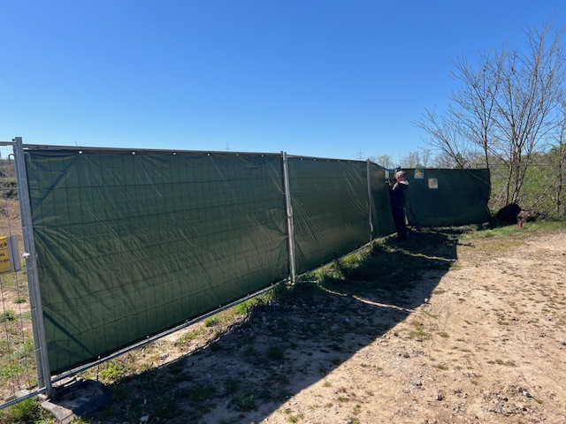 Von der anderen Seite aus gesehen. Rolf testet schon eines der Gucklöcher