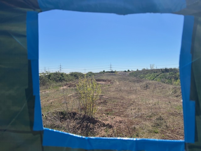 Blick durch ein Guckloch in Richtung Süden mit der neu gestalteten Aushebung